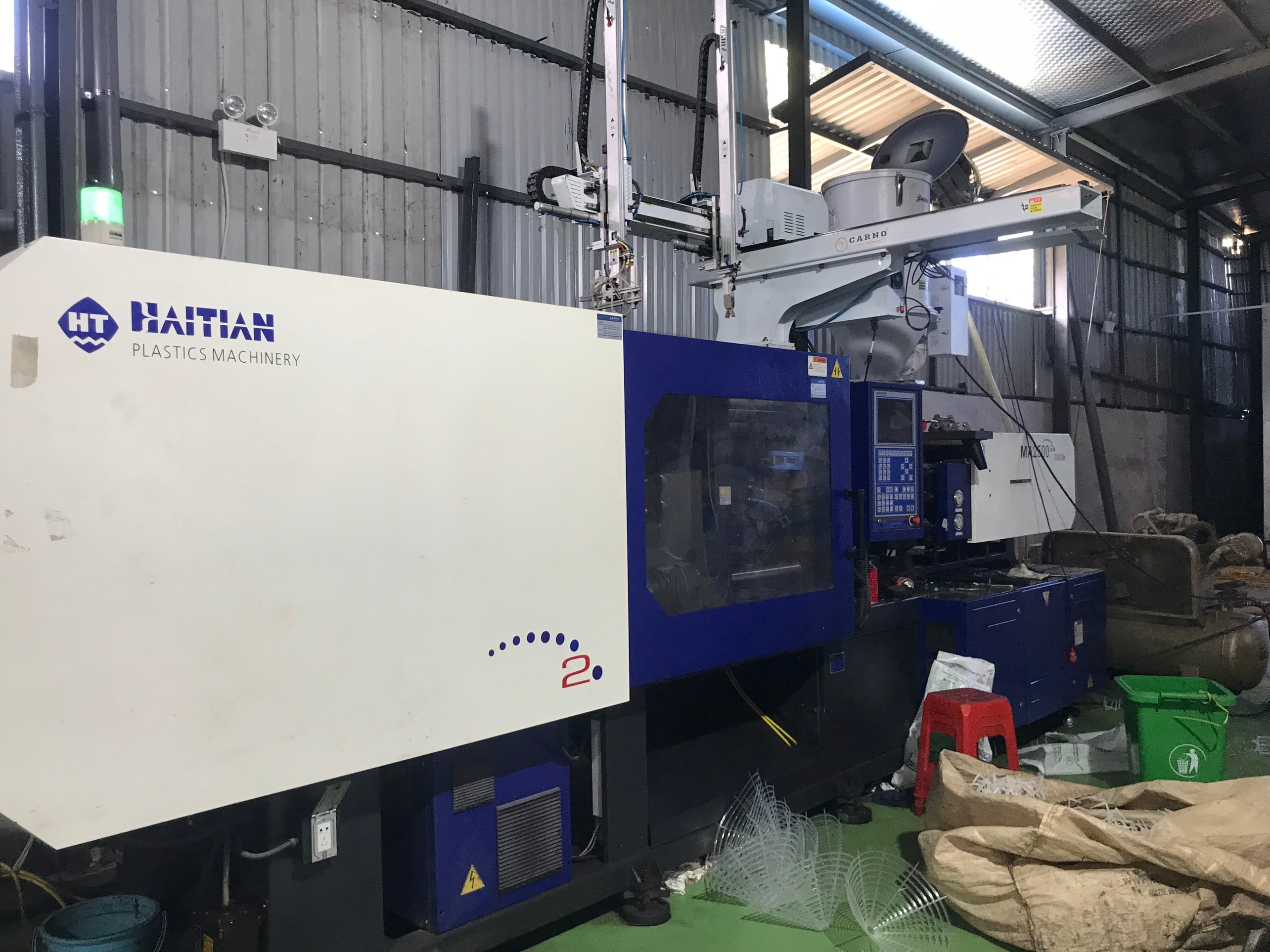 plastic injection molding machine (2).jpg